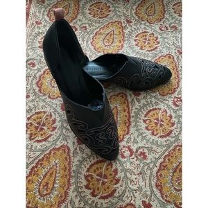 Women’s 9.5 Black Slip-On Stitched Loafer